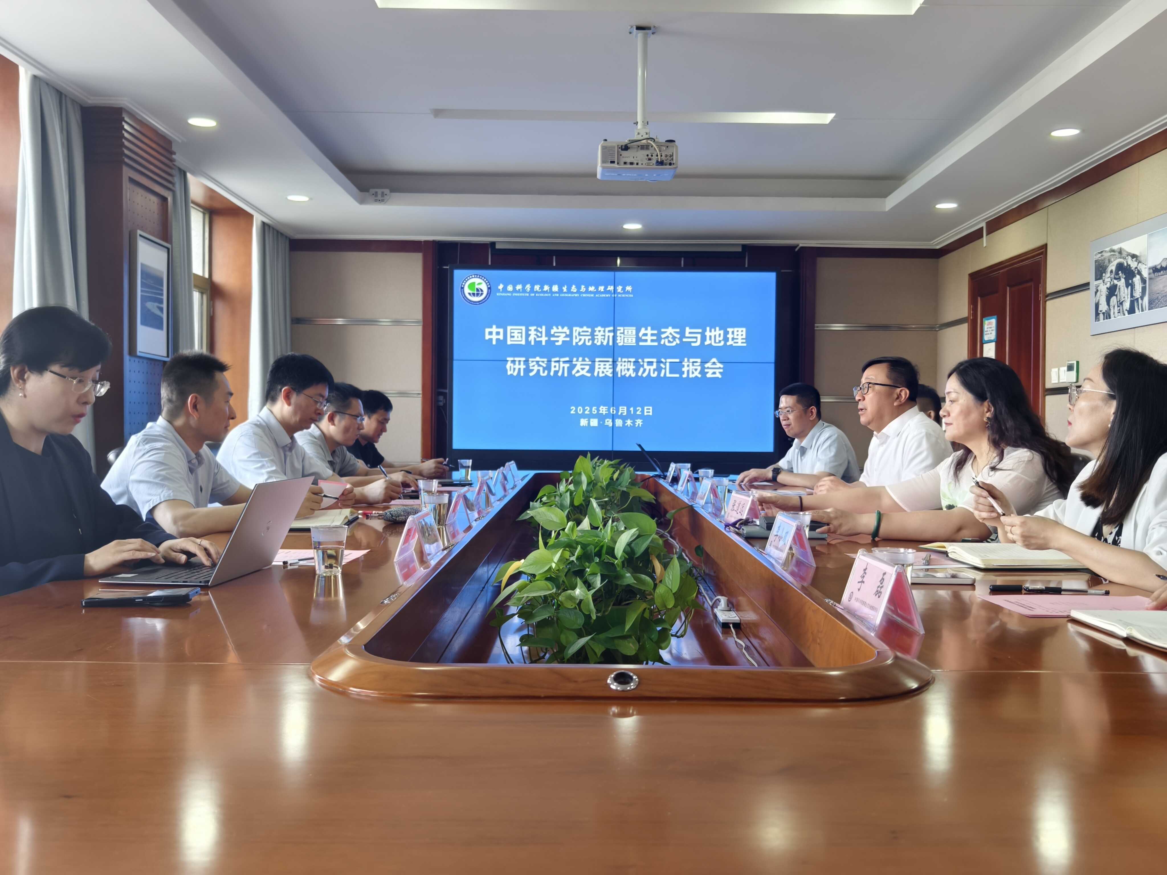 中国科学院前沿局一行调研新疆生地所