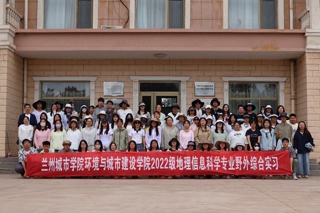 兰州城市学院环境与城市建设学院师生到临泽站参观交流