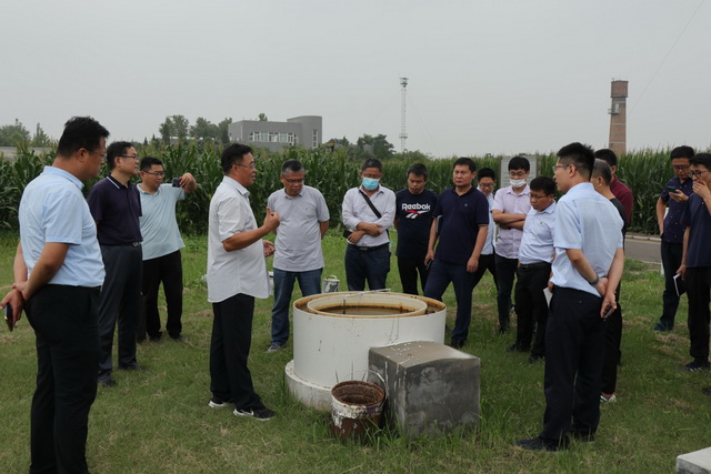 考察水面蒸发观测场图文:于延春审核:侯瑞星