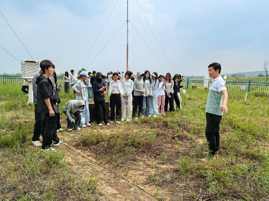 鄂尔多斯站陈华阳博士为同学们介绍气象观测场